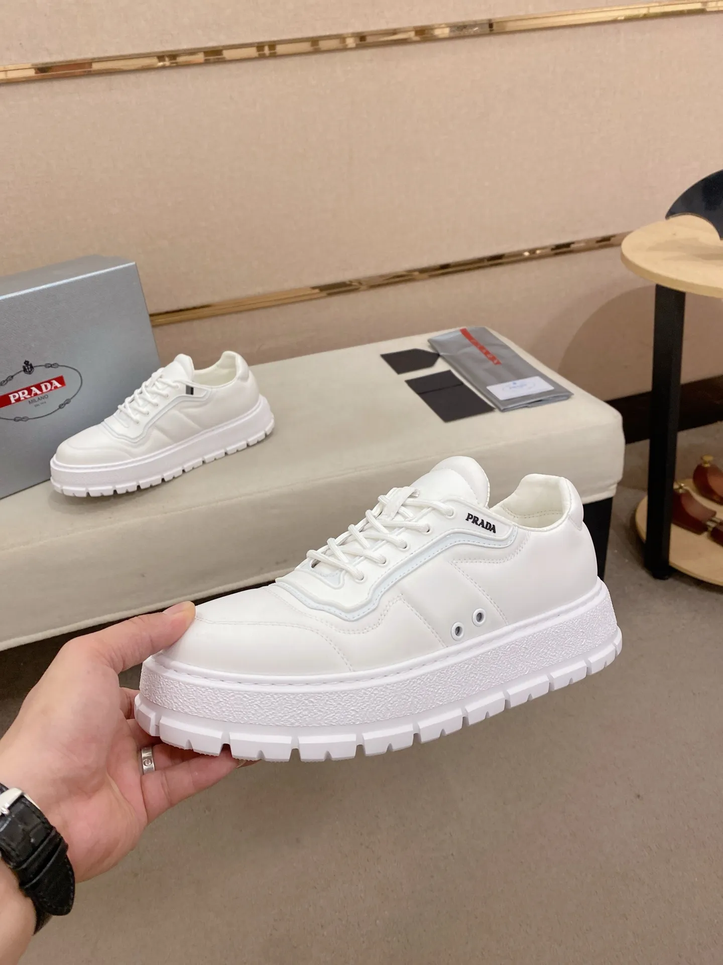 Factory price 580💰 ✔️✔️✔️High version High-quality new PRADA counters are on the market simultaneously, new men's shoes, 😘fabrics imported technological waterproof fabrics, made by pure handicrafts. Lining: Full cowhide lining. 👍🏿 High-end ☄️ air-cushion molded anti-slip rubber outsole, exquisite lines, simple and elegant, comfortable and high-end for leisure travel. Code number: 38 to 45
